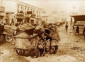 EL ARABALI ��P��LER:    Sokak aralar�nda ��p kamyonlar�n�n ge�medi�i g�nlerde dola�an tahta el arabal� ��p��ler olurdu. Bunlar, d���k bir �cret kar��l���nda evlere ara toplama hizmeti vermekteydiler. ��p� fazla biriken ev kad�nlar�, k���k bir bah�i�le birlikte ��plerini belediyede kadrolu olan, resmi kasketli, kahverengi elbiseli bu temizlik g�revlisine verirlerdi. El arabas�n�n m�mk�n oldu�unca fazla at�k toplayabilmesi i�in ��p��ler, araban�n haznesinin yanlar�na, birbiri �zerine bindirilmi� teneke levhalar, kal�n kartonlar ve mukavvalar soku�turarak, haznenin kapasitesini olabildi�ince y�kseltirlerdi. Ayr�ca ellerindeki kal�n �al� s�p�rgeleriyle, g�stermelik olarak kald�r�m kenarlar�n� s�p�r�rlerdi.