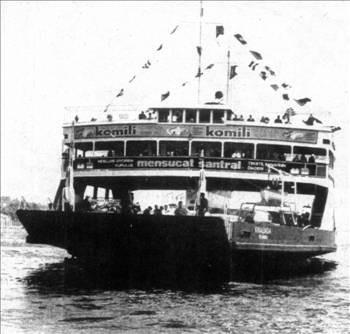 D�RT KAPTAN K��KL� ARABA VAPURLARI:    �stanbul �ehirhatlar� ��letmesi’nin feribot i�letmeye ba�lad��� 1872 y�l�ndan 1952’ye dek, eldeki eski yolcu vapurlar� tadil edilerek araba vapuru olarak hizmet verdikten sonra, ger�ek anlamda tersane yap�m� ilk araba vapurlar� 1952 y�l�nda Fransa’da yapt�r�larak Bo�azi�i’nde hizmete girdiler. D�rd� de “K” harfiyle ba�layan; “Kas�mpa�a”, “K�zkulesi”, “Kuru�e�me” ve “Karak�y” adl� feribotlar saatte 10 mil h�z yapabiliyorlard�. Bunlar�n en b�y�k �zellikleri ise d�rt taraflar�nda da k���k birer kaptan k��k� olmalar�ndayd�. Vapura her bir k��kten de kumanda edebilmek m�mk�nd�. Y�llarca Sirkeci-Harem-Sirkeci-Kad�k�y ve Kabata�-�sk�dar hatlar�nda hizmet verdikten sonra 90’l� y�llarda kald�r�lmaya ba�land�lar. Aralar�nda en uzun s�re hizmet vereni ise; “Karak�y” araba vapuru olup, o da 1995’de son seferini yapt�ktan sonra emekliye ayr�ld�.