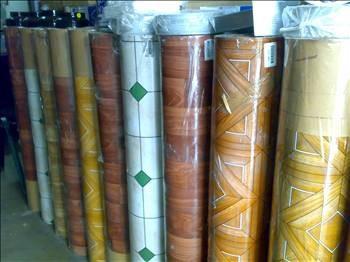 MU�AMBA:    Hal�fleks ya da yer karolar�n�n yayg�nla�mad��� y�llarda evlerin odalar�n�n, hatta mutfaklar�n�n ve tuvaletlerinin zeminleri mu�amba kapl� olurdu. �o�unlukla kahverengi ya da gri renklerin hakim oldu�u bu yer kaplama materyallerinin �zerinde birbirini tekrarlayan grafik desenler olurdu. En �ok tutulan desen ise p�t�kare ad� verilen iki rengin �aprazlamas�na uyguland��� k���k kare �ekillerdi. Mu�ambalar odalar�n zeminleri tahta oldu�u i�in, bir s�re sonra tahtalar�n deformasyonuna ayak uydurur ve alt�ndaki tahtan�n girintili-��k�nt�l� �eklini almaya ba�lard�. �st k�s�mlar� kayganca olan mu�ambalar, �zerleri silinip parlat�ld��� zaman daha bir tehlikeli hale gelirler ve �orapla �zerlerine bas�lmas�n� genellikle affetmezlerdi. Y�pranan ya da y�rt�lan k�s�mlar�na, daha �nceden yedeklenen mu�amba par�alardan uygun �ekiller kesilerek buralara yama yap�l�rd�.