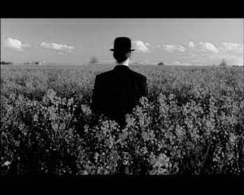 BANKERLER:    1980 ihtil�linden hemen sonra kurumsalla�an sekt�rlerden biri de “Bankerler” olmu�tu. Eskinin kurt tefecilerinden olu�an bu kurumlar, “Kastelli”, “Bako” gibi isimler alm��lar, hatta baz�lar� gazete ve televizyona dahi rekl�mlar vermeye ba�lam��lard�. Bu reklamlarda, o d�nemin �nl� sanat�� ve artistleri rol al�yordu. �yiden iyiye prestij kazanmaya ba�layan bankerlerin hedefleri ise ortakt�: Halk�n birikimlerini �ok y�ksek faizler kar��l��� toplayarak i�letmek... Evdeki hesab�n �ar��ya uymamas� sonucu bir-ka� y�l i�inde t�m bankerler teker teker iflas ederek, toplad�klar� paralarla yurtd���na ka�maya ba�lad�lar. Kendilerine vaadedilen (y�ll�k %100, %150 gibi) ��lg�nca y�ksek faizlerden nemalanmak hayalindeki bir k�s�m vatanda� da, birbiri ard�nca doland�r�lman�n �okunu ya�amaya ba�lad�lar. Ka�an bankerlerin �o�u yakalanamad�, yakalananlar ise bir s�re hapis yatt�ktan sonra sal�verildiler.