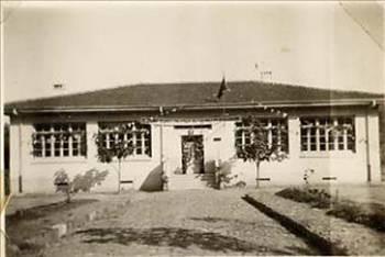 CUMARTES� E��T�M-��RET�M:    �lk ve ortaokullar, 1974 y�l�na kadar Cumartesi g�nleri de ��renime devam ettiler. Cumartesileri di�er g�nler gibi tam de�il yar�m g�n kabul edilirdi. Bu y�zden ��retim iki saatti. �lk ders 1 saat s�rer, sonra on dakika teneff�s olur, ard�ndan da 40 dakikal�k ikinci ders yap�l�r ve bah�ede hep bir a��zdan �stiklal Mar�� okunduktan sonra birbu�uk g�nl�k hafta sonu tatiline girilirdi. Bu uygulama 1974-75 ��retim y�l�ndan itibaren kald�r�larak, Cumartesi g�n� tam g�n tatil kabul edildi.