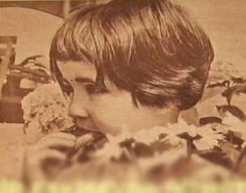 A�IK B�SK�V�LER:    Mahalle bakkallar�nda �imdiki gibi paketlenmi� bisk�viler yoktu ya da l�ks s�n�f�na giren birka� marka da pahal� oldu�undan pek tutulmazd�. Hemen her bakkal d�kk�n�n�n giri� kap�s�n�n yan�nda ortalama 30X30X30 ebatlar�nda teneke bisk�vi kutular� d�zenli bir �ekilde �st�ste oturtulmu� halde dururdu. Bunlar�n �n k�sm�nda caml� bir kapaklar� olurdu. Kapak, i�indeki bisk�vilerin bayatlamamas� i�in s�rekli kapal� olur, camdan i�inde hangi t�r bisk�vi oldu�u g�r�l�rd�. Bu kutular, i�indekilerin herhangi bir kazaya kurban gitmemesi i�in zeminden 30 derece kadar yukar� bakacak �ekilde meyilli konulurdu. �stenen t�r bisk�vi, bakkal taraf�ndan k���ttan bir kesek���d�na doldurulup tart�larak m��teriye verilirdi. En bilinen markalar ise; �lker, Eti ve Besler’di.