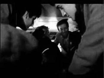 M�N�B�S MUAV�NLER�:    Minib�slerin idar� kadrosu, �of�r ve yard�mc�s� olan “Muavin”lerden ibaretti. Bu �ah�slar�n g�revi �cret toplamak ve yolculuk boyunca arac�n kap�s�n� yar�m a��p kap�ya as�larak ����rtkanl�k yapmakt�. Arac�n gidece�i hemen t�m duraklar� bir ��rp�da ba��rarak sayan ve �o�unlukla ya�lar� 15-25 aras� gen�lerden olu�an muavinler, bellerine as�l� deri para �antalar� ta��rlard�. Pratik ve hesapta becerikliydiler. G�zlerinden ka�an yolcu olmazd�. 1985’den sonra muavinler yasakland� ve her minib�ste sadece tek bir �of�r olmas�na karar verildi.