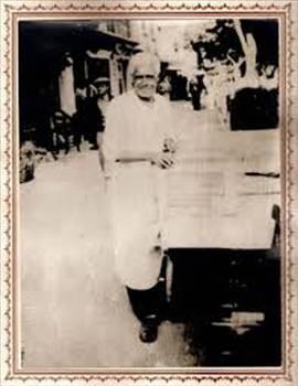 HED�YEL� SEYYAR MUHALLEB�C�LER    Sokaklarda tekerlekli ve d�rt taraf� cam vitrinle kapal� arabalar�yla gezen muhallebiciler vard�. Vitrinlerin alt raf�nda, k���k ve yuvarlak plastik kutulara konulmu� muhallebiler diziliydi. �st raf� ise telli arabadan miskete, maskeden topa, oyuncak bebekten kaleme kadar �e�itli �v�r z�v�rla dolu olurdu. Her muhallebi kab�n�n dibinden mutlaka k�rm�z� renkli plastik, �zeri numaral� bir marka ��kard�. �ocuklar kab�n dibindeki markaya bir an �nce ula�abilmek i�in alelacele muhallebiyi bitirirlerdi. Markan�n �zerindeki numara, sat�c�n�n elindeki numaral� hediye listesiyle kar��la�t�r�l�r ve o numaraya hangi hediyenin ��kt��� saptan�rd�. Sat�c� �st raftan ��kard��� hediyeyi �ocu�a verirdi. Da��t�lan �v�r-z�v�rlar her ne kadar ucuz mallardan olu�sa da, bunlar�n maliyeti de muhallebi fiyat�na eklendi�inden, bu piyango �ocuklara biraz tuzluya patlard�.