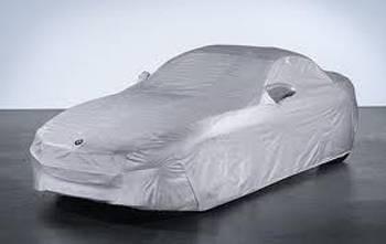 ARABA �RT�LER�:    70’lerde otomobil sahibi olmak biraz ayr�cal�k addedildi�inden olsa gerek, ara� sahipleri otolar�na �z evl�tlar�na bakar gibi bakarlar ve geceleri park ettikten sonra �zerlerini de k���k �ocu�unun �zerini battaniyeyle �rten �efkatli bir baba misali brandayla s�k�ca �rterlerdi. B�ylece ara�, gece ya�an ya�murdan, s��rayan �amurdan, d��ar�dan gelebilecek ta� veya darbelerden korunmu� olurdu. Bu yekpare brandalar oto yedek par�ac�lar�nda sat�l�rd�. Arac�n karoserine g�re dizayn edilerek dikilmi�lerdi. Genelde gri, bazen de mavi ve krem renklerde olurlard�. Ara� bu brandayla tamamen paketlendikten sonra u�lar�ndaki ipler vas�tas�yla arac�n alt�ndaki muhtelif yerlere s�k�ca ba�lanarak sabitlenirlerdi ki, kimse onlar� a�amas�n, ya da r�zgardan pot yap�p havalan�p u�mas�nlar... Her gece paket yap�p sabah mahmurlu�uyla bu devasa paketi a�mak, g�n�m�zde art�k baya�� bir zahmetli geldi�inden dolay� art�k kimse otomobillerini brandayla �rtmemekte...