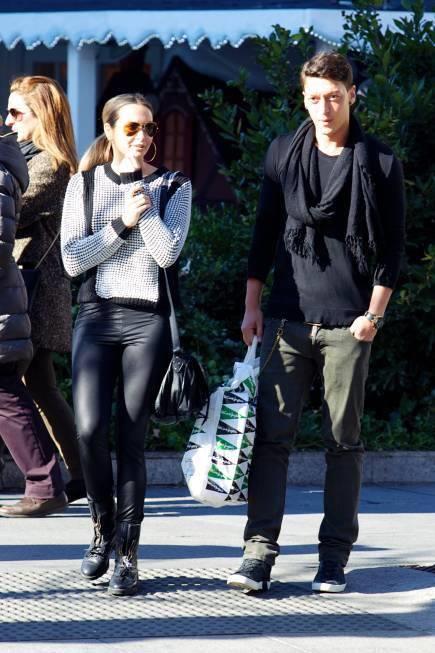 Mesut zil ve sevgilisi Mandy Capristo