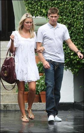 Steven Gerrard ve ei Alex Curran