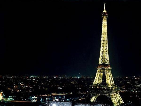 Eiffel Kulesi Paris'in en popler yeridir ve Franszca 29 lkenin resmi dilidir.