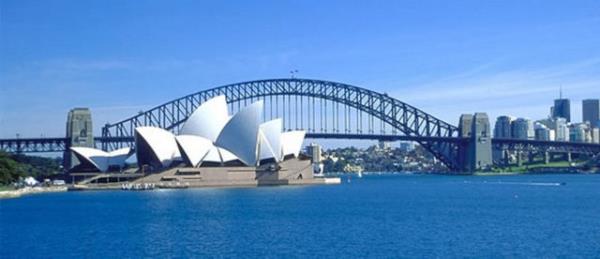 Federal parlamenter demokrasiyle ynetilir ve hem ABD hem de ngiltereyle iyi ilikiler iindedir.