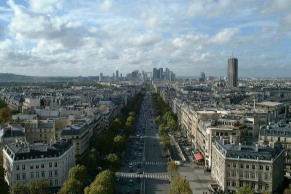 Avrupa'nn en geni lkesi olan Fransa uzun bir sre monariyle ynetilmi daha sonra bakanlk sistemiyle ynetilmeye balamtr.