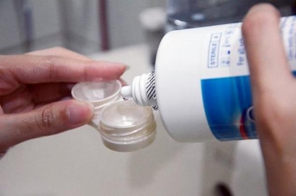 Lensleri temizlemek ve saklamak iin kullandnz solsyonu hergn deitirin ve lensleriniz asla musluk suyu ile ykamayn