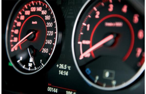 Bu sisteme sahip otomobilin src bileine bir alglayc takyor, alglayc srcnn kalp atlarn izliyor. Kalp atlarnn yavalamas ya da dzensizlemesi halinde sistem srcy ikaz ediyor.