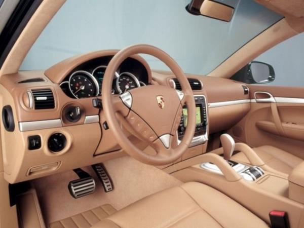 <b>IDS:</b> Gsterge panelindeki tm bilgileri n cama yanstan sistem.