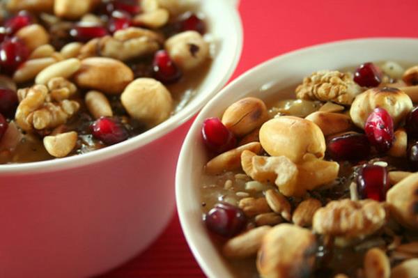 8.aure souduktan sonra kaselere paylatrp tarn/ceviz/fndk/nar ile ssleyin. not: pitikten sonra aurenin bir ksmna veya tamamna bir portakal kabuu rendesi eklerseniz ok gzel bir tat yakalam olursunuz.