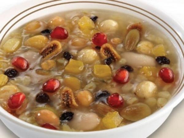 5.hepsi ekirdeksiz zm, ku zmn ve kayslar ve dier tatl yemileri tencereye ekleyin. 15 dakika daha piirdikten sonra toz ekeri ekleyin,