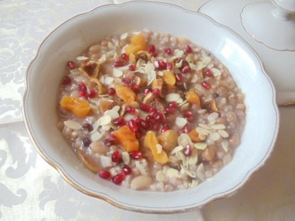 Denilir ki; Allah- Teala, Aure gnnde Zemzemi dier sularla beraber aktr. O gn gusleden kimse bir sene boyunca hastalk grmez.