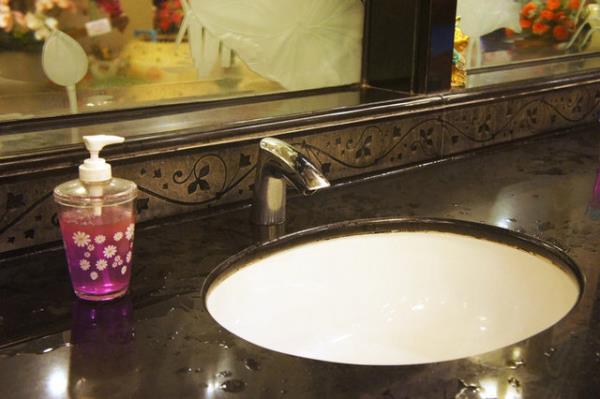 Banyoyu temizleyin, yere dklen salarnz sprn