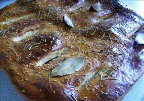 Defne yapra, yemeklere lezzet vermek amacyla kullanld gibi tbbi etkileri de bulunmaktadr. Defne yapra(Lauri folium) tentr, ay ve natrel ila yapmnda kullanlr. Defne yapraklar orba, balk, et gibi yemeklere koku vermek iinde kullanlr.