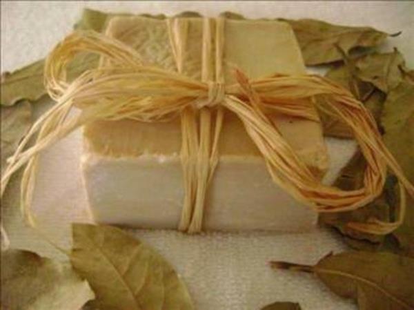 Kullandnz sabunun gerek defne sabunu olduundan emin olmanz gerekir. Gerek defne sabunu kendine zg keskin kokulu ve ak kahverengi-yeil renktedir