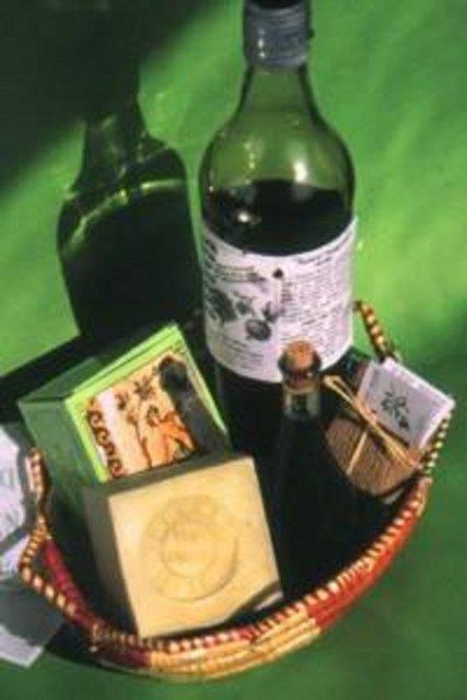 Romatizmal rahatszlklarda masaj ya ierisinde lokal olarak kullanlr. Sedef ve egzemada kullanlan bitkisel kremlerin iinde de bulunur. Defne yann spazm zc yang ve ar giderici etkisi bulunur. Defne ya Hatayda sabun yapmnda kulanlr.