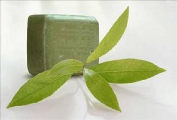 <p><b>Defne Sabununun Faydalar</b></p>  Salar besler, yumuaklk ve parlaklk kazandrr. Defne sabunu antiseptik ve nemlendirici etkiye sahip olduundan dolay dzenli kullanm san kepeklenmesini ve sata mantar oluumunu nler.