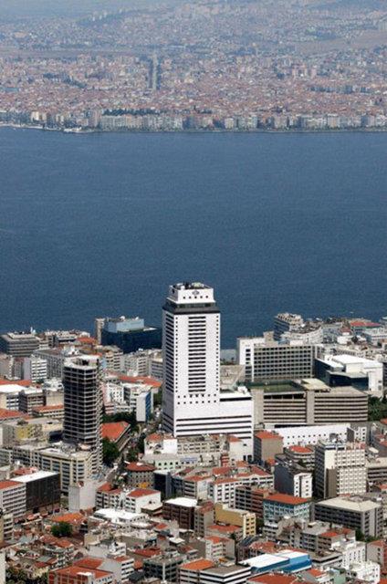 zmir Valisi Kmil Paa, Eref'i seviyor ve koruyordu.