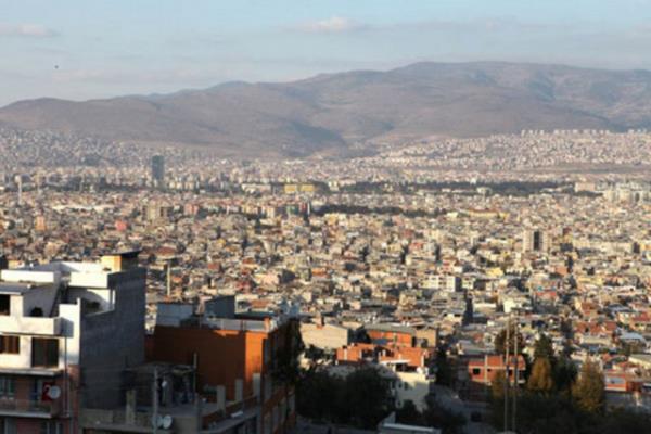 Kbrsl Kmil Paa zmir valilii srasnda sk sk memleketi Kbrs'a gidiyordu, zmir'de o tarihlerde yapt nktelerle zmir'in gnlnde taht kuran air Eref'in hayranlar arasnda Vali Kmil Paa da vard