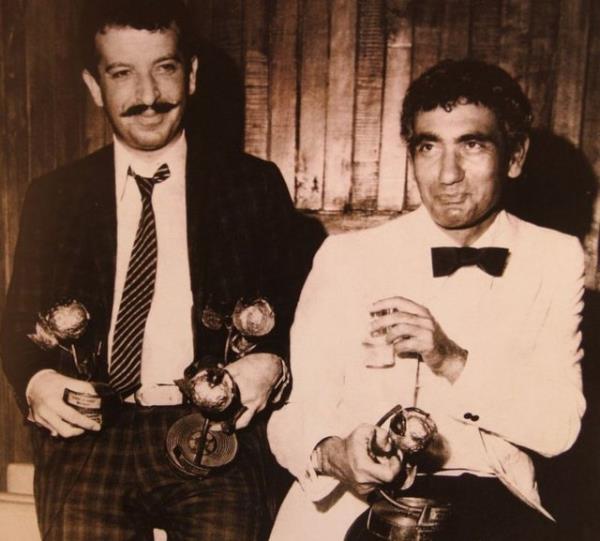 Yl 1966. Beylerbeyi'nde 'Erefpaallar' ekiliyor. Ylmaz Gney, sevgilisi ve filmde barol paylat Nebahat ehre'nin bana bir bardak koyduktan sonra 25 metre uzaklap tfei eline alyor.