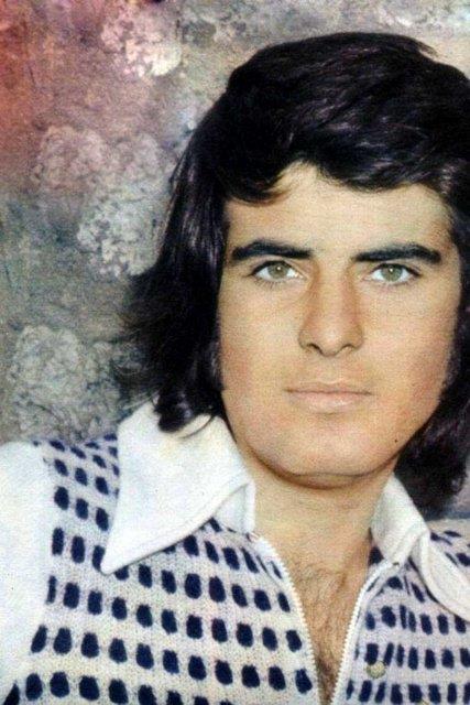 Eilmez, sete 5 dakika ge gelen Akan'a "Tek ayak durun, hazr olun, siz kimsiniz beyfendi?" diyerek nce tek ayakta durma cezas verip ardndan setten kovdu.