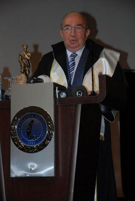 nanolu, henz 23 yanda olduu 1959'da 'Senden Ayr Yaayamam' ile ynetmenlie balad.