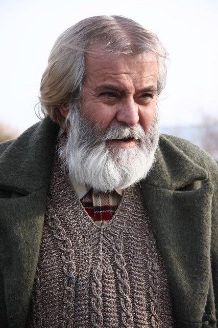 Akan, dnemin siyasi ve sosyal atmosferinin deimesiyle oyunculuk tarznda radikal deiime gitti. Yavuz zkan'n 'Maden'i, Zeki kten'in 'Sr's sanatnn oyunculukta ne lde kabuk deitirdiini gsteren filmler oldu. 1980'de Almanya'da yapt bir konuma nedeniyle Trkiye'ye dnnde tutuklanp bir sre cezaevinde yatan Akan, mahpusluk gnlerinde yaadklarn 'Anne Kafamda Bit Var' adl kitabnda toplayarak bir dneme k tuttu.