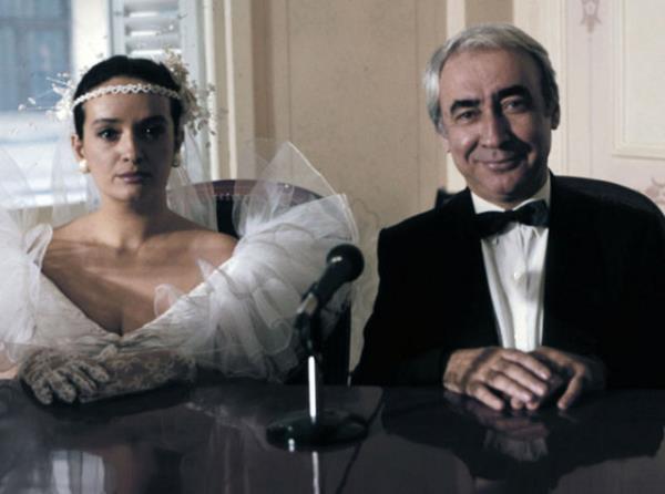 Kalabalk kadrolu Eilmez filmlerinde yer alan ancak akl hep barolde olan en, birok barol teklifini kt proje olduklar gerekesiyle 'nsan kt projelerle star olamaz' diyerek geri evirdi.