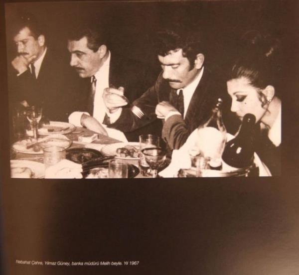 Ardndan da ehre'nin bandaki bardaa ate ediyor. Tfek gerek, mermi gerek.