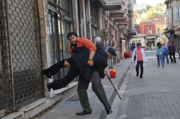 ahan Gkbakar, 'Recep vedik'in senaryosunu 5 yapmcya gtrd. Ne var ki 'Tamam ekeceiz, acele etme' eklindeki oyalama szcklerinden bkan Gkbakar, bir gn Faruk Aksoy'un kapsn ald.