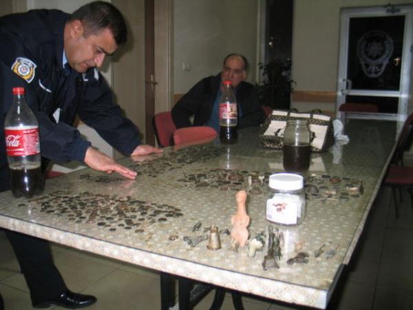 Konya'da bir otomobilde yaplan aramada kola ielerinin ierisine konulmu 730 para tarihi eser ele geirildi