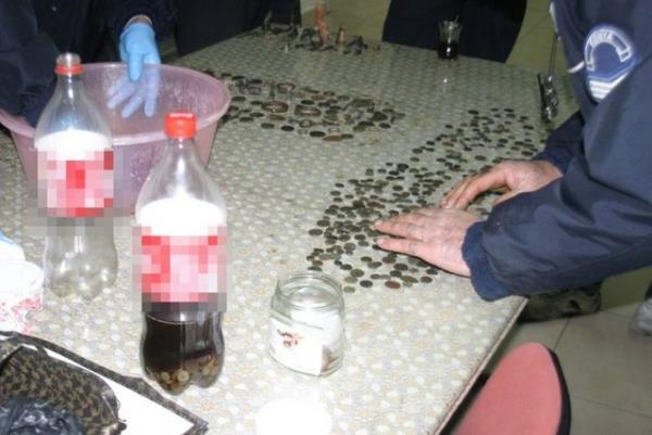 Konya'da bir otomobilde yaplan aramada kola ielerinin ierisine konulmu 730 para tarihi eser ele geirildi