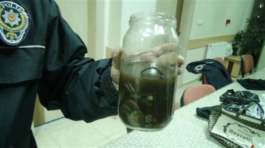 Konya'da polisin arama yapt iki arata, 733 para tarihi eser ele geirildi.