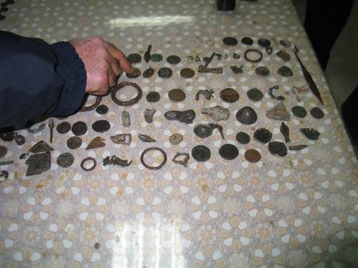 Konya'da polisin arama yapt iki arata, 733 para tarihi eser ele geirildi.