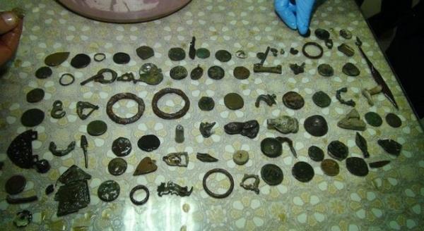 Konya'da bir otomobilde yaplan aramada kola ielerinin ierisine konulmu 730 para tarihi eser ele geirildi