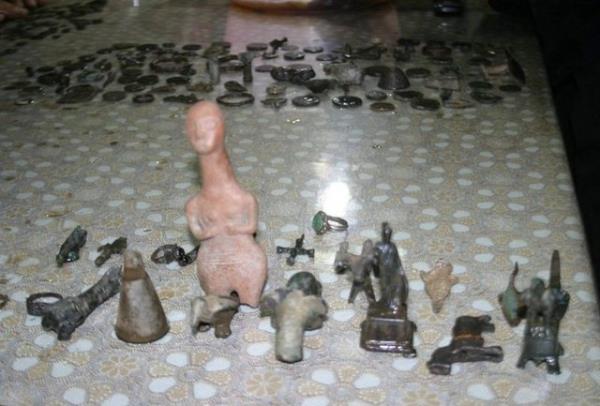 Konya'da bir otomobilde yaplan aramada kola ielerinin ierisine konulmu 730 para tarihi eser ele geirildi