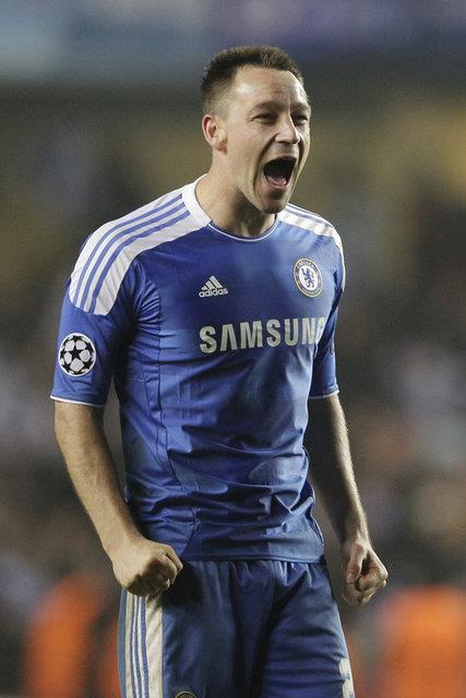 <p><b>ANNES HIRSIZ, BABASI KOKANMAN... </b></p>   Skandallar, ailesi zerinden de bitmek bilmedi... Terry'nin babas Ted Terry, kokain satarken gizli kameraya taklm, annesi Sue Terry de 800 sterlinlik kyafet alarken yakalanmt.