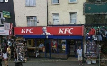 <p><b>Albay Sanders:</b></p>  <b> te en acayip sansrlerden biri:</b> KFCnin logosu! Kentucky Fried Chickenn logosundaki albay Sandersn yz dnyann her yerinden verilen Google Maps grntlerinde sansrleniyor. Googlen cevab hazr: Gerek kiilerin yzn gstermemiz yasak ve her birinin gizlemek zorundayz, albay Sanders da gerek bir kiiydi.