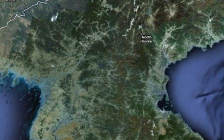 <p><b>Kuzey Kore:</b></p>   Her ne kadar tm dnyann tand bir lke olsa da pek az kii buray ziyaret ediyor. Goople Mapste lke kocaman bir yeillik olarak yer alyor. Ne bir otoban, ne bir sokak, ne bir bina hi bir eye grntlerde yer verilmiyor. Adeta terk edilmi, insansz blge gibi.