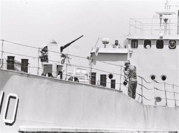 Kbrs Harekat'na katlan sava gemilerimizden birisinin yakn grnts..