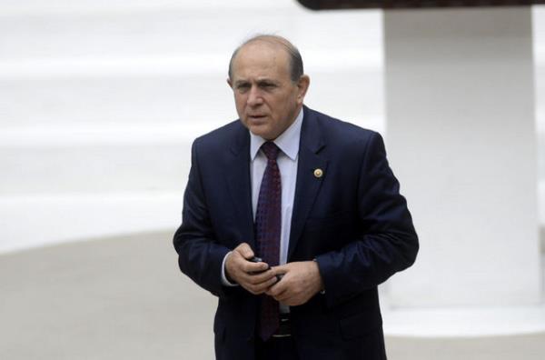 Burhan Kuzu (Anayasa Komisyonu Bakan) : Satamadan sz aldm ama artk demez bu Kamer Gen iin konumaya, vazgetim.