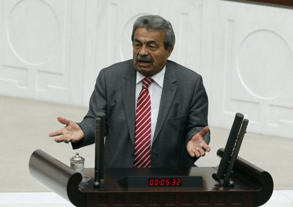 <b>Gen:</b> Bir gn benim odama 3 kz geldi. imdi, gzel de kzlar. Balarn rtmler. Ya dedim, bakn, kzlar, imdi sizin en gzel yeriniz gzleriniz, dudaklarnz, yznz. Dedim ki bu yznz, salarnz an. Sendeki de kl, bendeki de kl. Yani bunun bir fark yok ki.