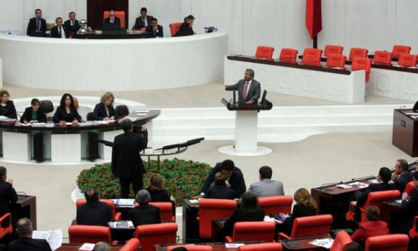 Canikli: Hayatn, zihnini, beynini ukurdan karamayan, ukurun seviyesinin zerine karamayan insanlarn konumalarn ciddiye almayn. O konumalar anlamak iin, yani Trkiye'deki, dnyadaki yaratlm esfeli safilin beyinleri dahi fazla gelir.