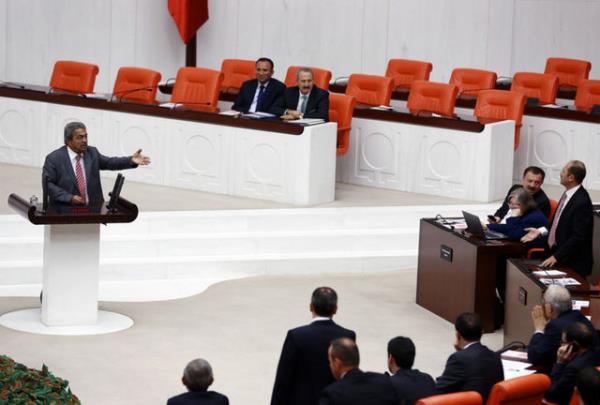 Gen: Evvela konuulan eyleri anlamak iin adam olmak lazm. Adam deilseniz konuulan eyleri anlayamazsnz. Gelen o kzlar benim kardelerim. Konumalarm anlayabilmeniz iin daha birka tane frn ekmeini yemeniz lazm. Sizin hala beyin itibaryla gelimemi insanlar var aranzda.