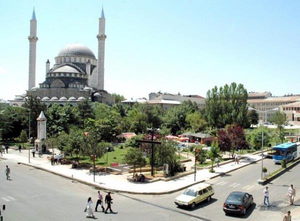 <p><b>YASAL DZENLEME LE DETRLECEK</b></p>    BDP'li milletvekilleri ise bata Diyarbakr olmak zere Dou ve Gneydou'daki bir ok il ve ilenin adnn Krte olarak deitirilmesi iin teklif verdi.