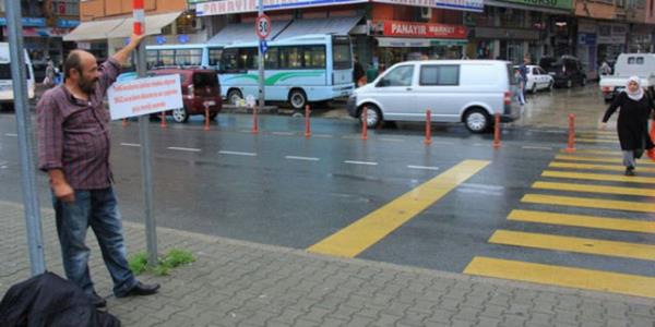 Rize?de yaya geidinden getii srada ezilme tehlikesi geiren Mehmet Kalender (52), yaya geitlerinde yayalara ncelik tanmayan srcleri ilgin bir yntemle protesto etti...